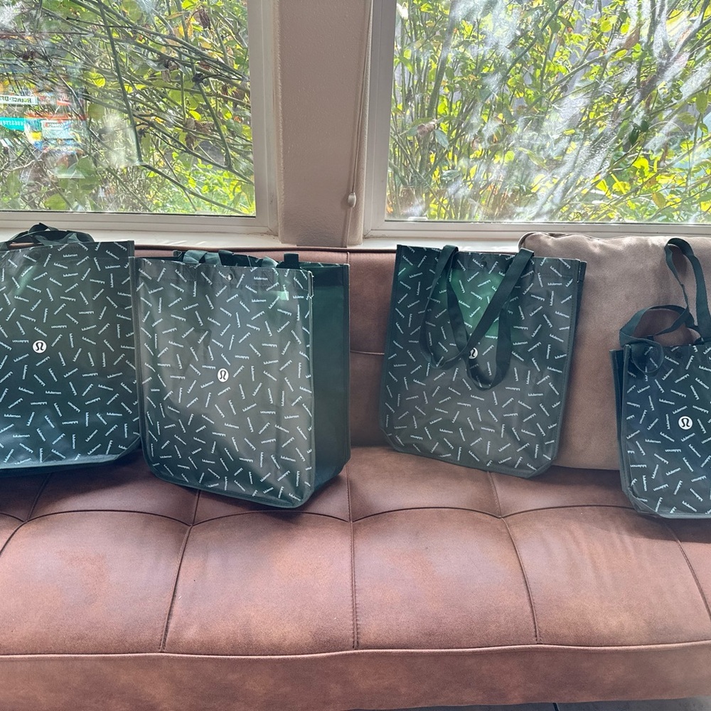 🆕 Lululemon Large green Shopping Gift Bag